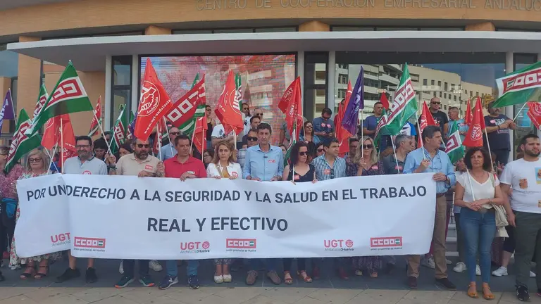 Protesta sindical contra la siniestralidad laboral ante la FOE
