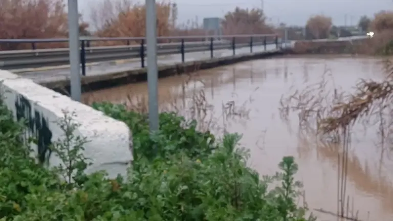 Carretera afectada a la altura del Arroyo de la Nicoba, en HUelva capital