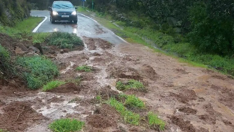 Carretera cortada por desprendimientos y escorrentías