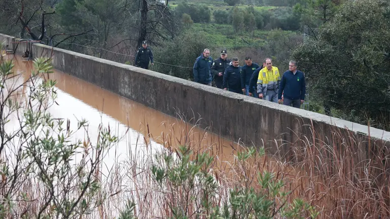 Autoridades sobre el dique agrietado