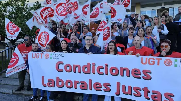 Concentraci&oacute;n a las puertas del Infanta Elena