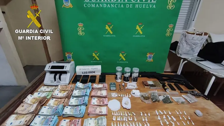 Alijo, armas y dinero incautado por la Guardia Civil
