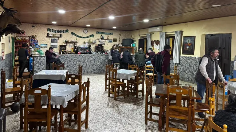 Vecinos de Cuena de la Mora a las 20.00 horas de este viernes en el Bar Montero, la normalidad vuelve al pueblo evacuado