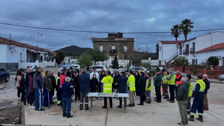 Vecinos de Cueva de la Mora durante las labores de evacuación y regreso a casa