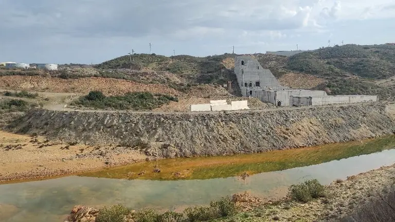 Estado de la obra de Alcolea, donde se puede apreciar el color del agua afectada por drenaje ácido de minas