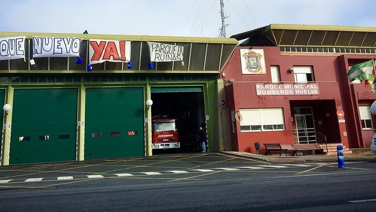 Pancartas colgadas por los bomberos de Huelva en el parque