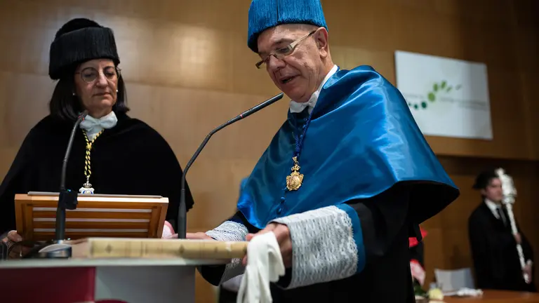 Honoris causa Antonio M. Echavarren, junto a la Rectora