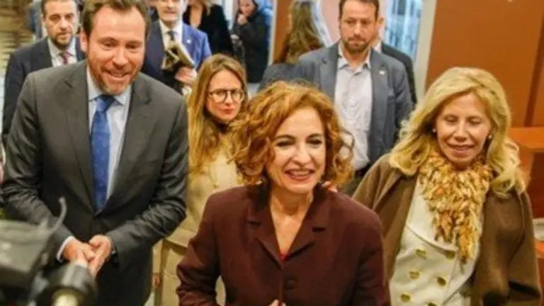 Oscar Puente acompa&ntilde;ado de la vicepresidenta Montero y la subdelegada del Gobierno en Huelva