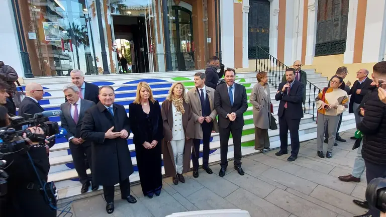 El ministro Oscar Puente a su llegada a la Casa Col&oacute;n, acompa&ntilde;ado por la alcaldesa de Huelva, Pilar Miranda, y el presidente de la Diputaci&oacute;n, David Toscano