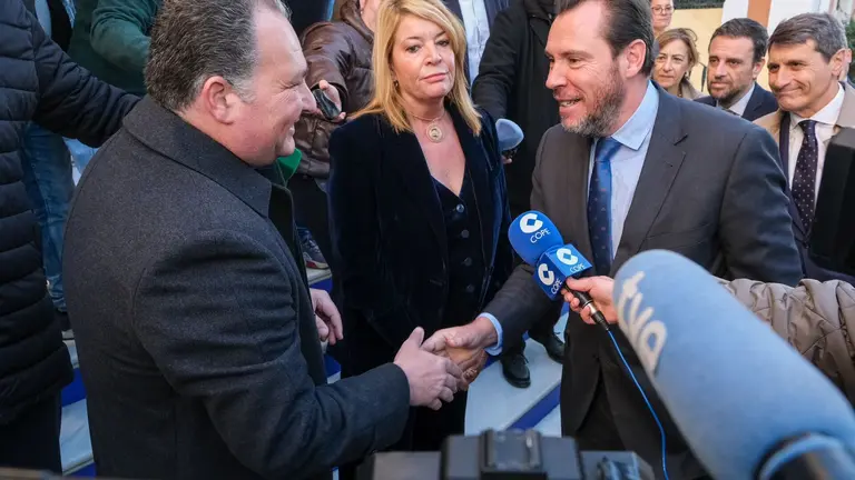 Toscano saluda a Puente, en presencia de la alcaldesa de Huelva