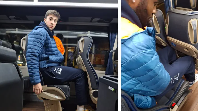 Las estrecheces del microbus contratado por el Ciudad de Huelva son evidentes.