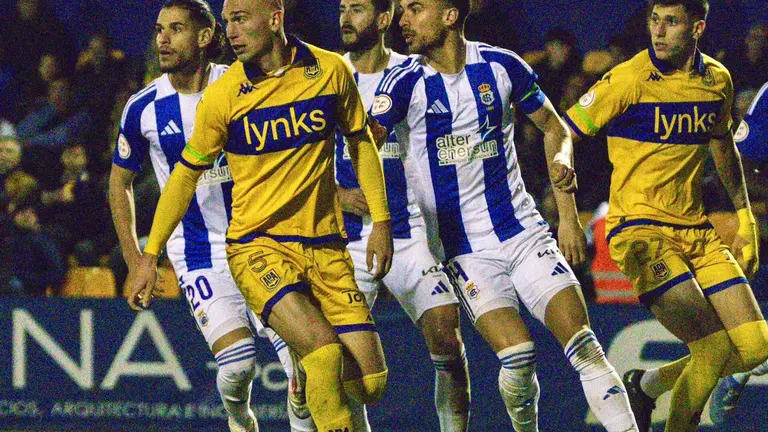 Lance del partido entre el Alcorcón y el Recreativo.