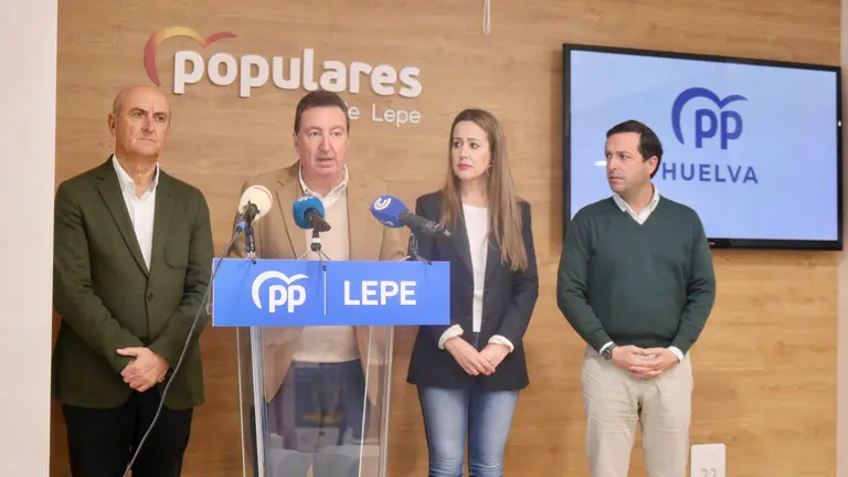 Manuel Andrés González, junto a cargos del PP en Lepe