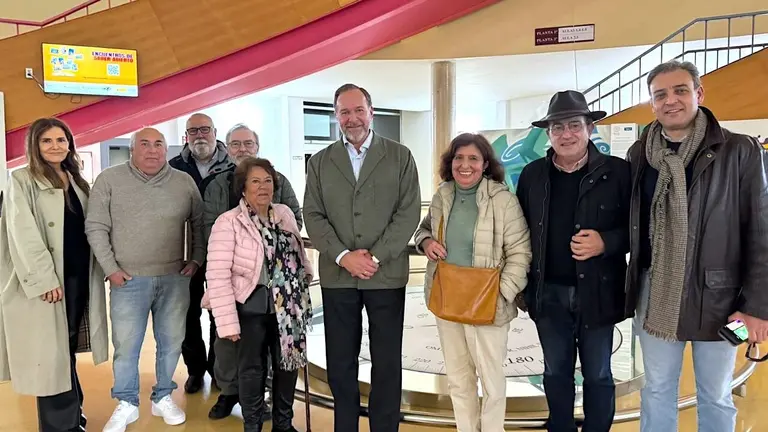 Foto de los participantes en el acto
