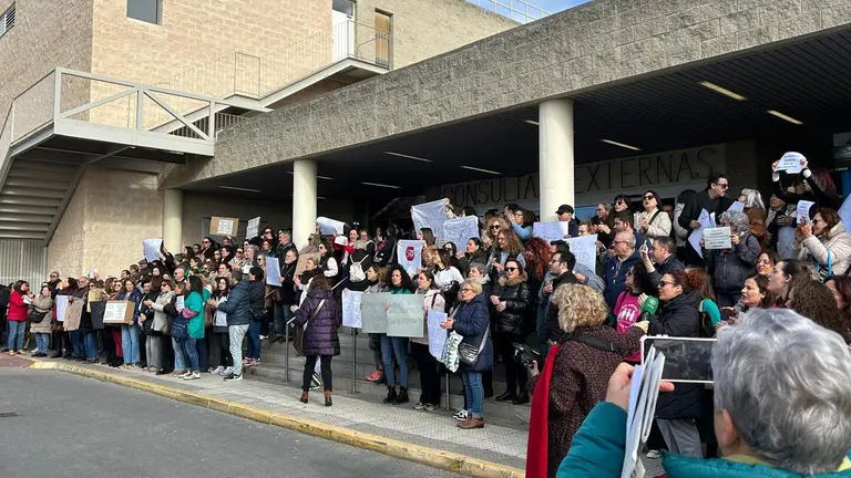 Concentración ante el Hospital Juan Ramón Jiménez