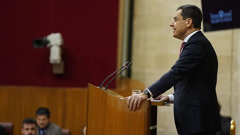 Juanma Moreno el d&iacute;a que anunci&oacute; en el Parlamento las nuevas medidas