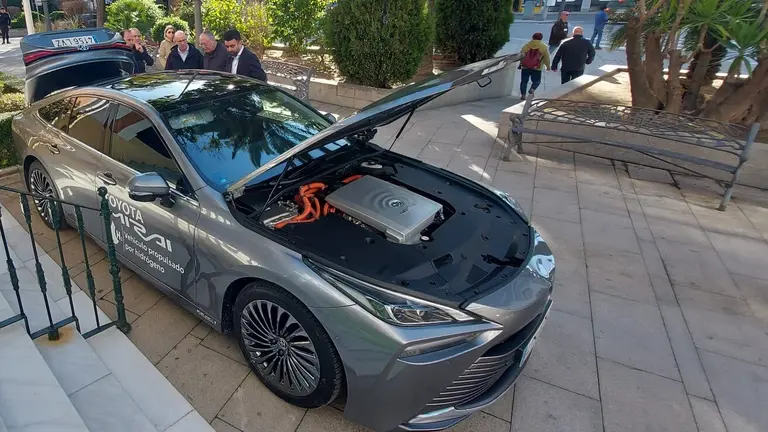 Imagen de un veh&iacute;culo Toyota propulsado con hidr&oacute;geno