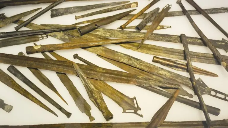 Conjunto de armas halladas en la r&iacute;a de Huelva hace casi un siglo y que datan de hasta el X a de c.