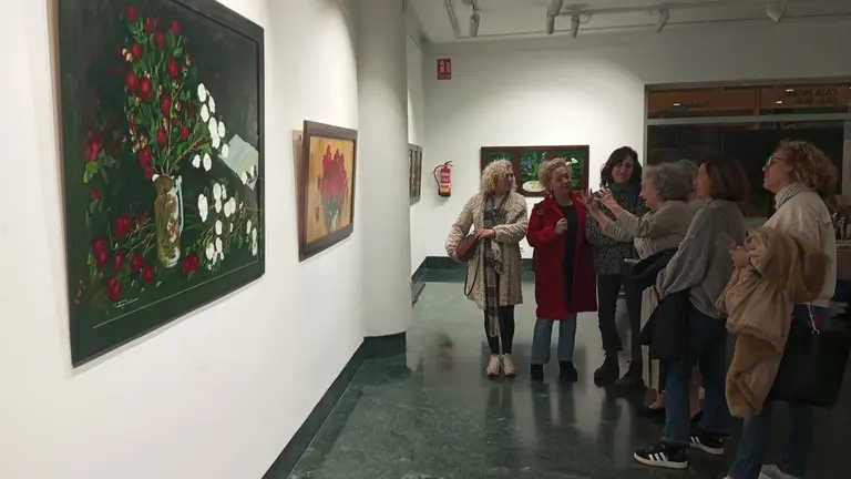 María Sancho explicando a visitantes a la muestra su forma de crear