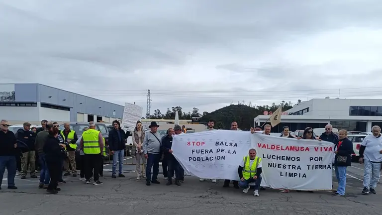 Protesta de esta mañana ante MATSA en Valdelamusa