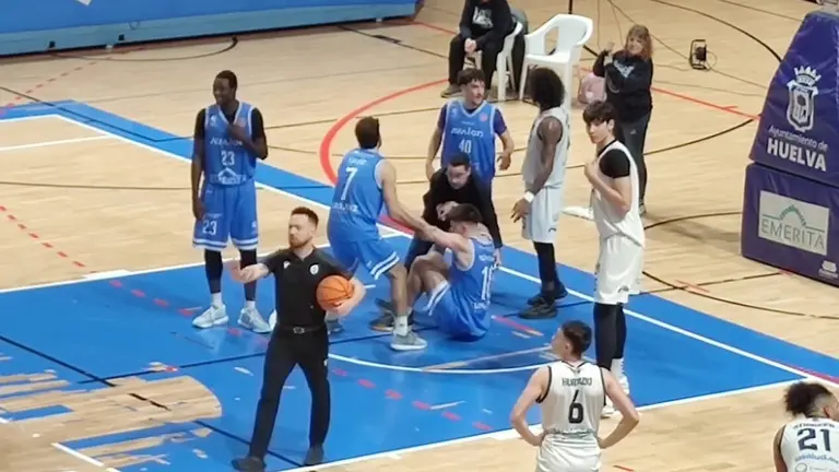 Gonzalo tuvo que ser atendido por el banquillo visitante ante la falta de un fisio local.