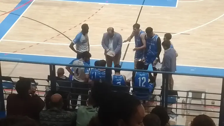 Víctor Pontanilla debutó en el CDH con sólo ocho jugadores.