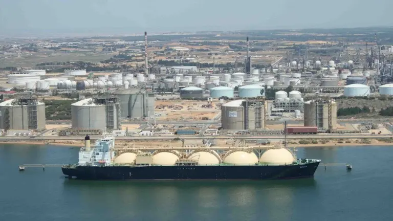 Un barco metanero frente a Enagas