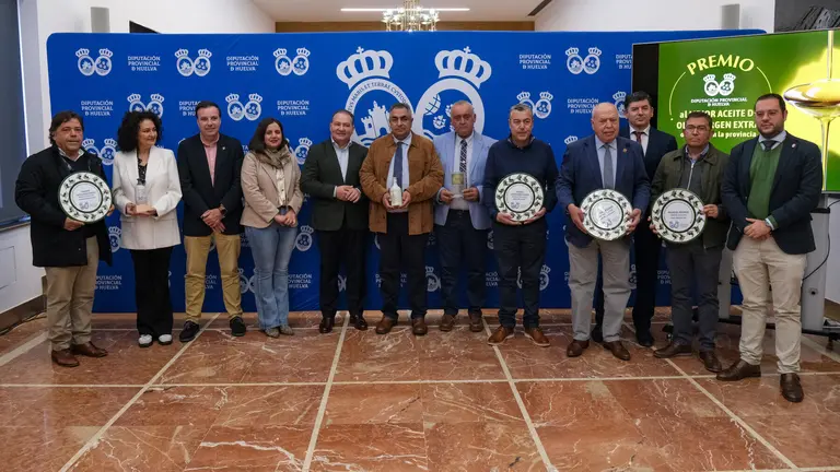 Foto de familia en la Diputación de todas las almazaras premiadas