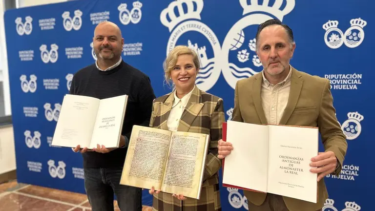 La diputada de Cultura, Gracia Baquero, junto a los alcaldes de Zalamea, Diego Rodríguez; y Almonaster, Jacinto Vázquez, con los facsímiles editados por Archivo Diputación