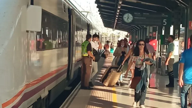 Viajeros procedentes de Sevilla en la estaci&oacute;n Huelva-T&eacute;rmino