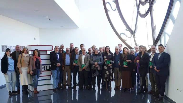 Foto de familia en los 30 años del Servicio de Publicaciones UHU
