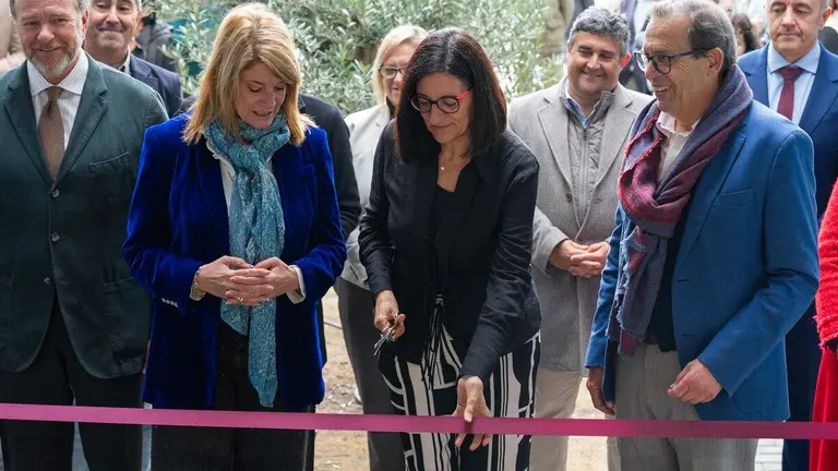 La Rectora corta la cinta protocolaria junto a la alcaldesa