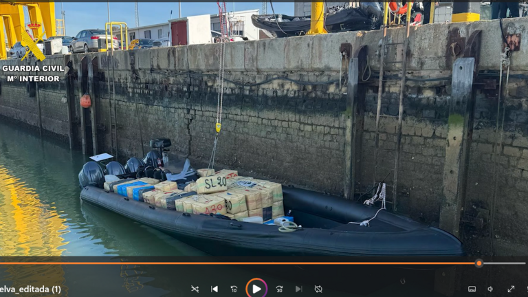 Captura de pantalla del vídeo de la Guardia Civil con la narcolancha incautada cargada de droga