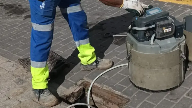 Trabajador Aqualia controlando posibles vertidos