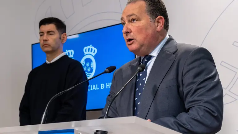 David Toscano explica el procedimiento junto al diputado Cayuela