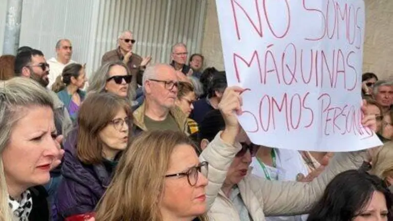 Concentración de esta mañana a las puertas del Juan Ramón Jiménez