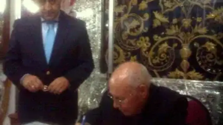 Juan Mairena firma en el libro de la hermandad de La Borriquita