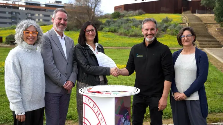 Firma del acuerdo a los pies de La Almagra