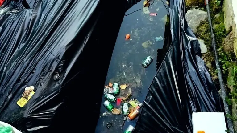 Arrojando basura a los restos arqueol&oacute;gico de San Pedro