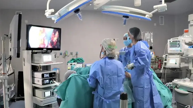 Un quirófano en el hospital Juan Ramón Jiménez