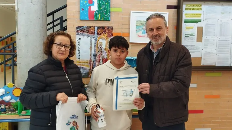 Entrega del premio al niño moguereño