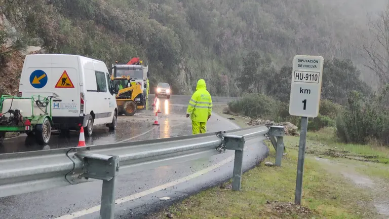 Las intensas lluvias afectan a una docena de carreteras de Huelva, como esta, la de Carboneras, en Aracena, HU-8128, donde la Diputación ha tenido que intervenir