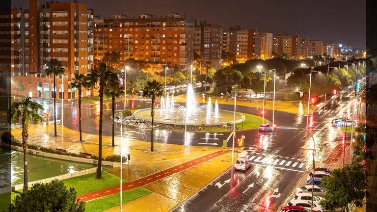 La borrasca sobre Huelva en la Avenida de Andaluc&iacute;a (Foto: Antonio Aguilera)