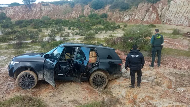Agentes de Guardia Civil y Policía Local con el segundo vehículo intervenido