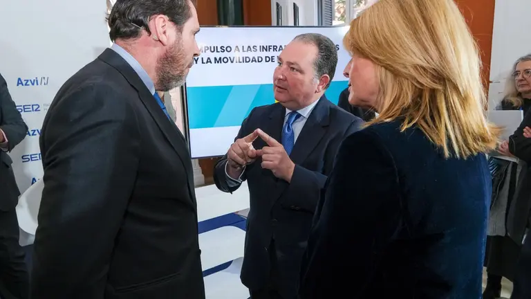 David Toscano charla con Puente, en presencia de la alcaldesa de Huelva