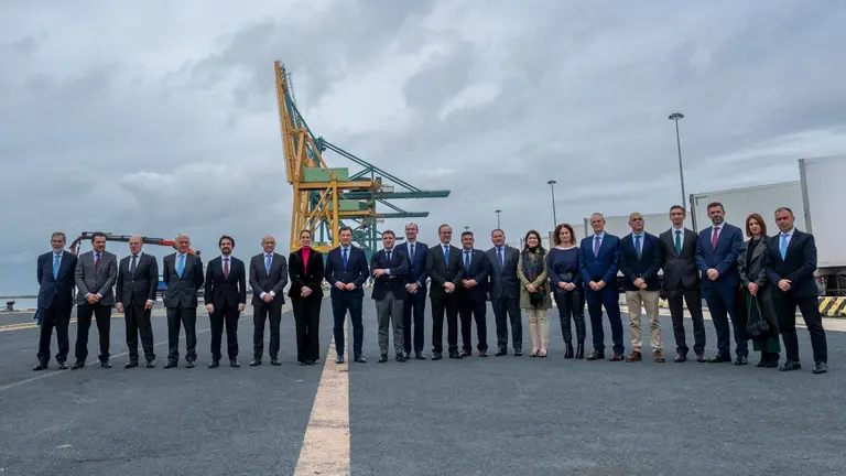 Foto de familia en el Puerto de Huelva esta ma&ntilde;ana