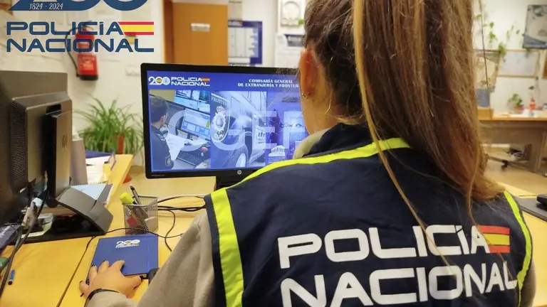 Una agente en plena investigación