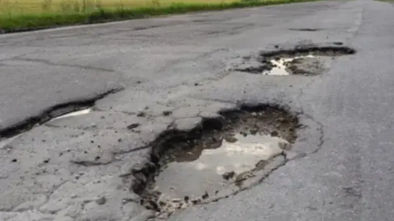 Socavones en la carretera A-