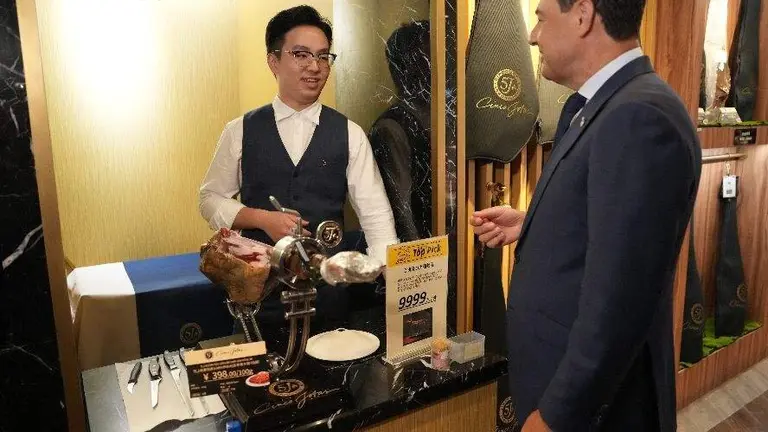 Moreno, ante un jam&oacute;n de Jabugo en China