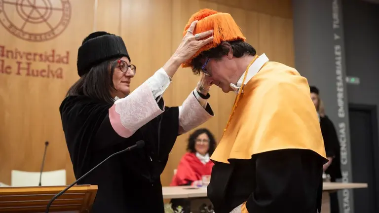 Imposición de atributos doctorales en la UHU